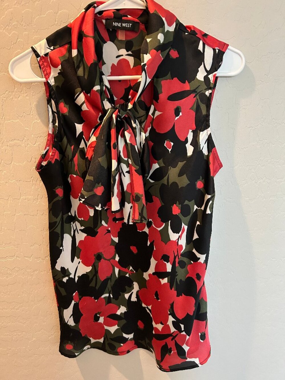 Nine West Beautiful Floral Tie Neck Sleeveless Women's Blouse – Size M